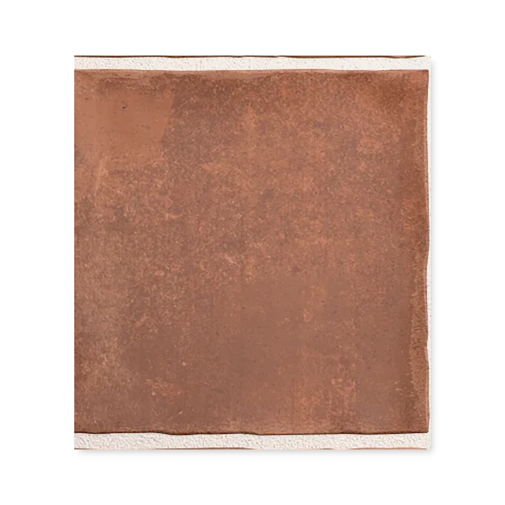 Einzelne terracotta-braune Wandfliese 10×10 cm freigestellt auf weißem Hintergrund mit feiner Lehm-Maserung.