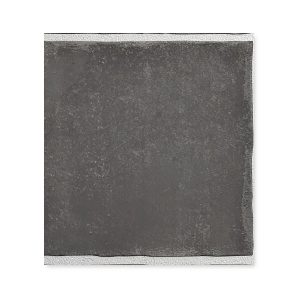 Einzelne schwarze Wandfliese 10×10 cm freigestellt auf weißem Hintergrund mit feiner Lehm-Maserung.