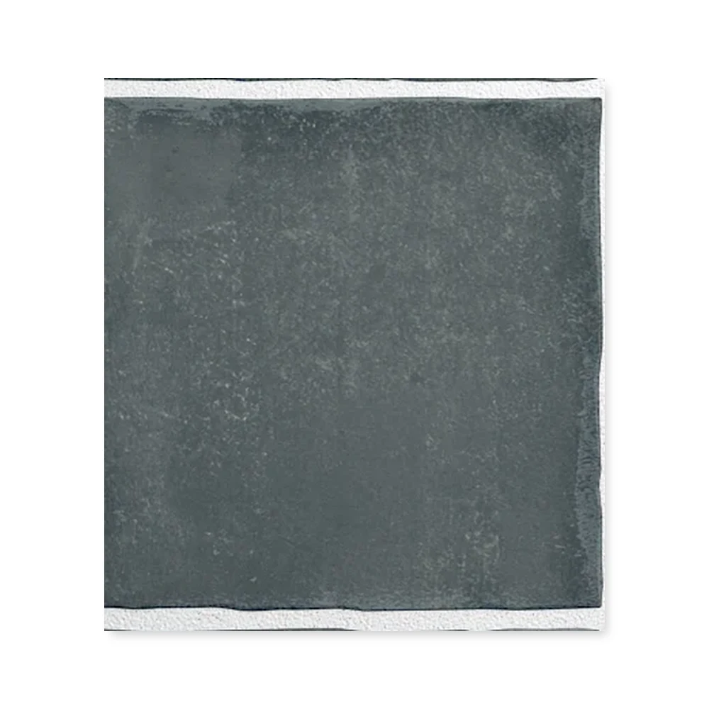 Einzelne hellgraue Wandfliese 10×10 cm freigestellt auf weißem Hintergrund mit feiner Lehm-Maserung.