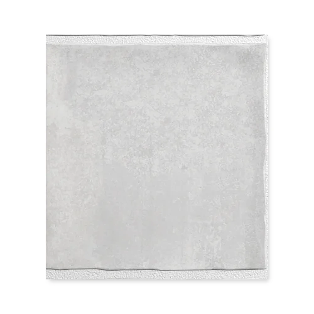 Einzelne weiße Wandfliese 10×10 cm freigestellt auf weißem Hintergrund mit feiner Lehm-Maserung.