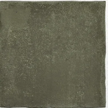 Einzelne olivgrüne Wandfliese 10×10 cm freigestellt auf weißem Hintergrund mit feiner Lehm-Maserung.