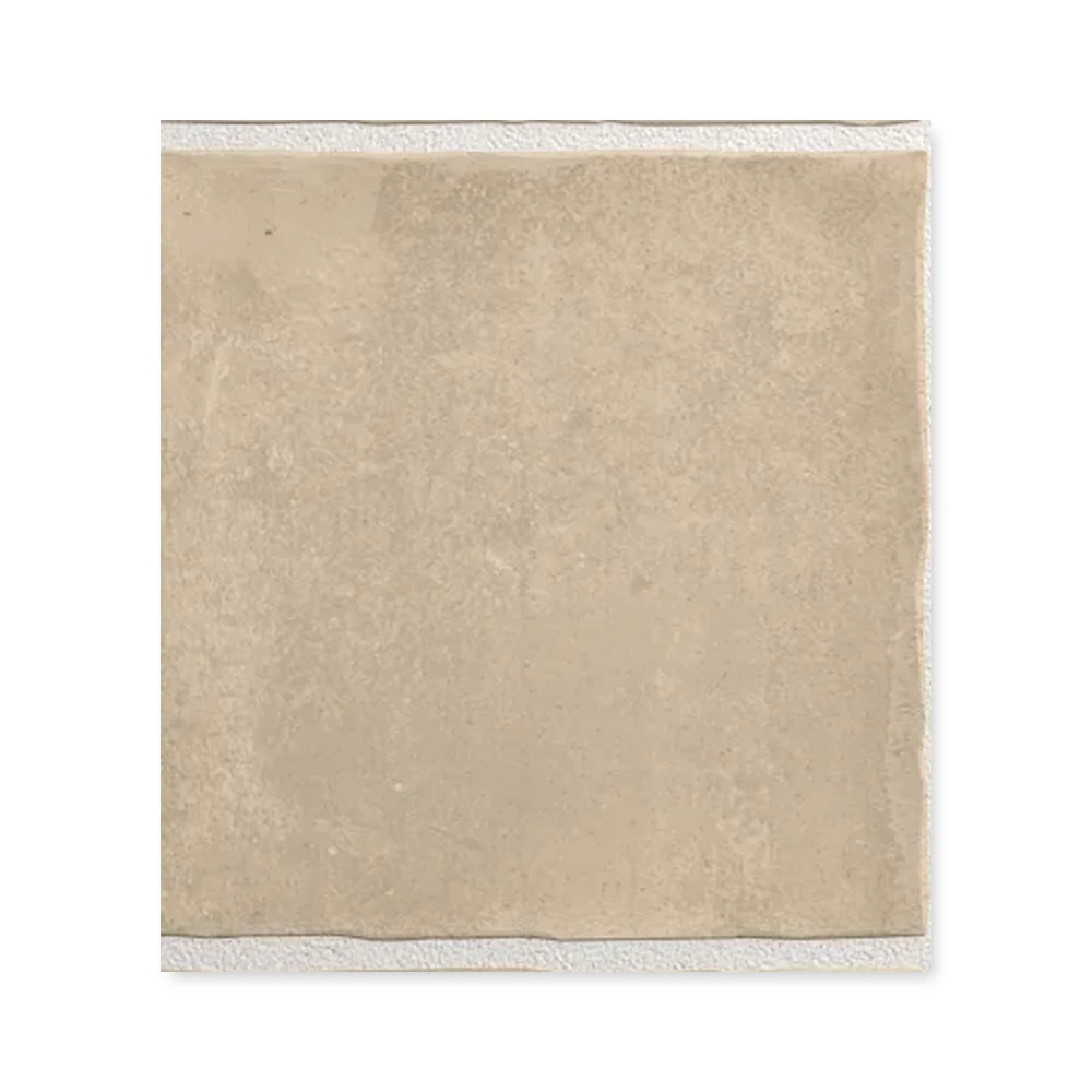 Einzelne erdbraune Wandfliese 10×10 cm freigestellt auf weißem Hintergrund mit feiner Lehm-Maserung.