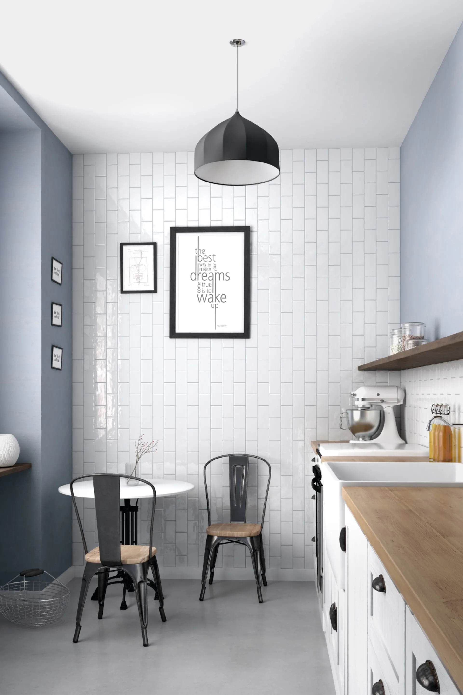 Küche mit weiß glänzenden Wandfliesen im senkrechten Versatz, blaugraue Wände, Metallstühle und Holztheke.