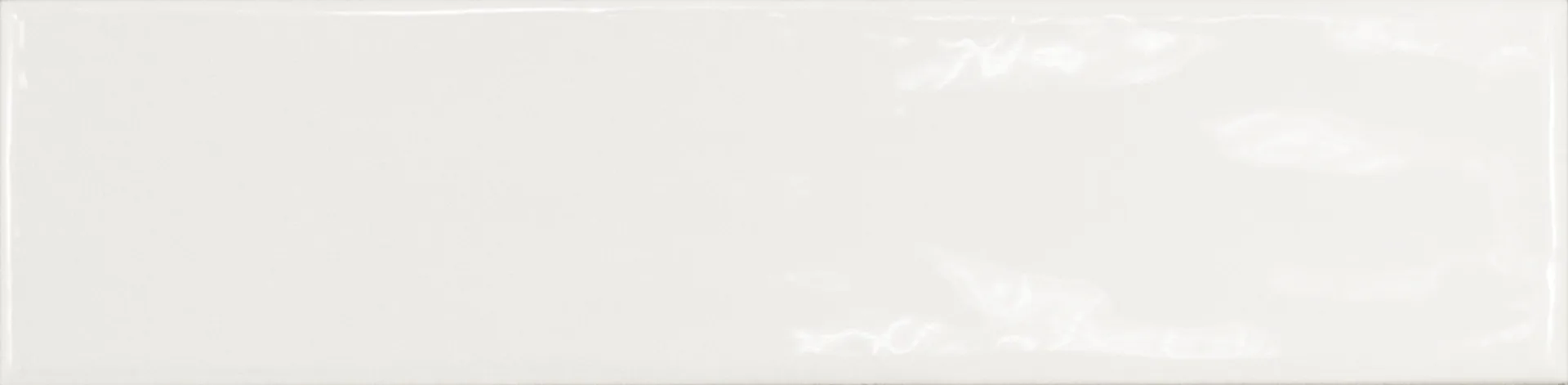 Einzelne weiße Rechteckfliese mit glänzender Glasuroberfläche im Format 7,5×30 cm und sanften Lichtreflexen.