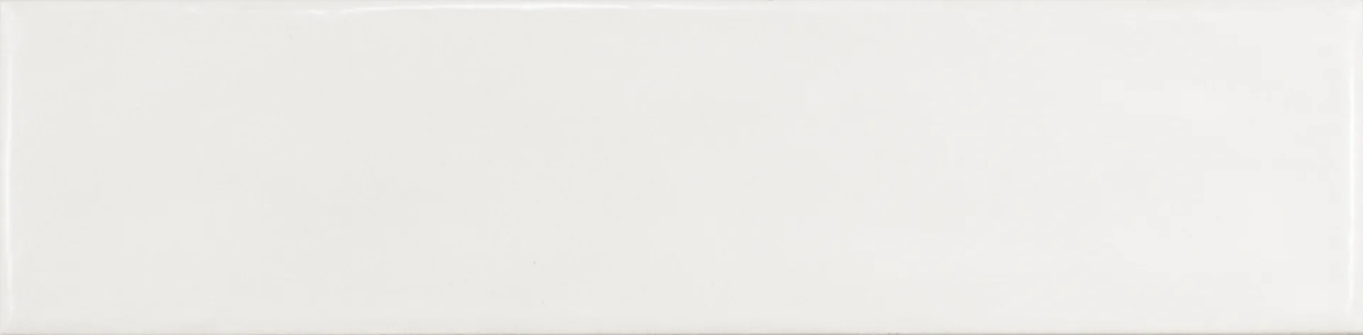 Einzelne weiße Rechteckfliese mit matter Glasuroberfläche im Format 7,5×30 cm und sanften Lichtreflexen.