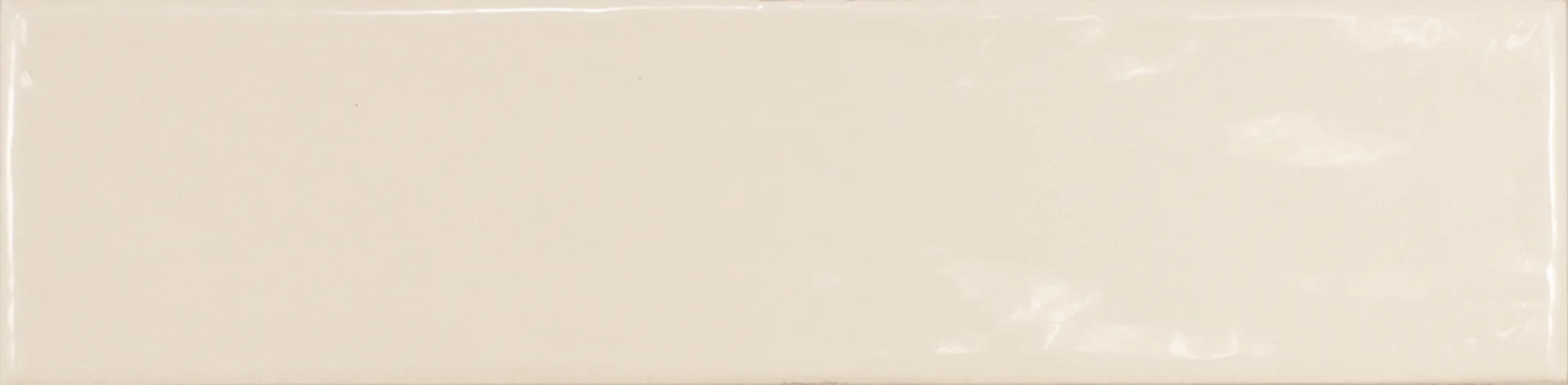 Einzelne cremefarbene Rechteckfliese mit glänzender Glasuroberfläche im Format 7,5×30 cm und sanften Lichtreflexen.