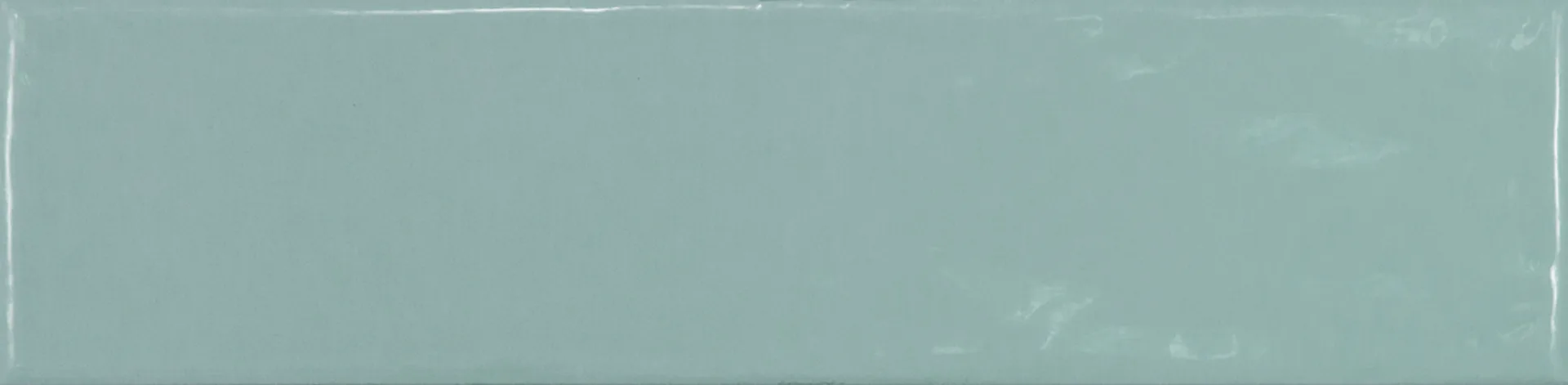 Einzelne jadegrüne Rechteckfliese mit glänzender Glasuroberfläche im Format 7,5×30 cm und sanften Lichtreflexen.