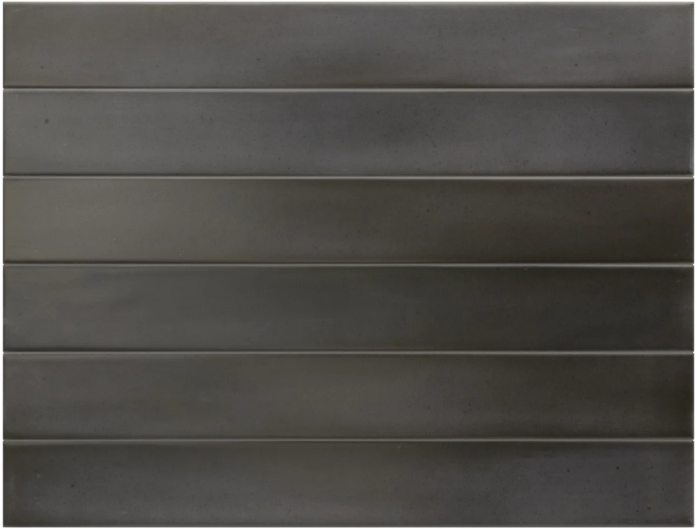 Anthrazitfarbene Wandfliese im 5×40-cm-Riemchenformat, matt glasiert mit changierender, leicht wolkiger dunkler Oberfläche.