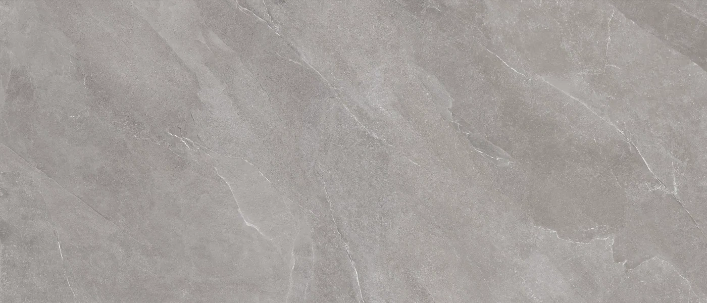 Mittelgraue Fliese 120×280 cm in Schieferoptik mit hellen Adern und mattem Finish