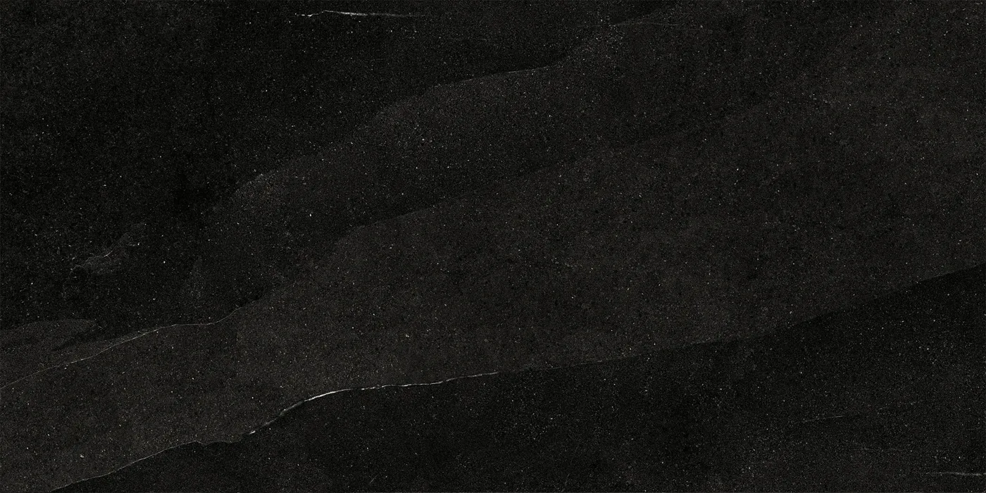 Fast schwarze Fliese 60×120 cm in Schieferoptik mit feinen hellen Adern und mattem Finish