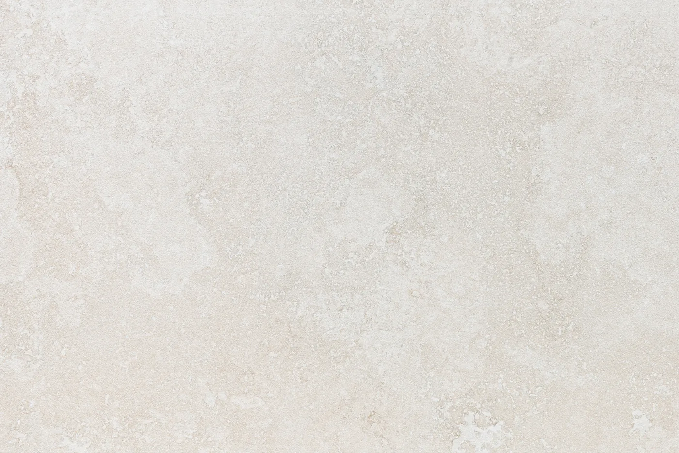 Cremeweiße Steinoptik-Fliese 60x90 cm, mattes Finish, zart wolkige Struktur mit feinen hellen Einschlüssen.