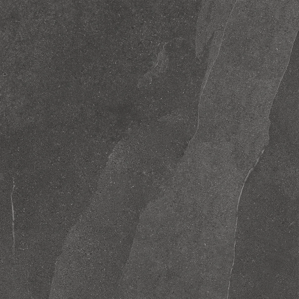 African Slate Ash: Feinsteinzeugfliese 60×60 cm in tiefem Anthrazit mit dezenten hellen Linien, matte Schieferoberfläche