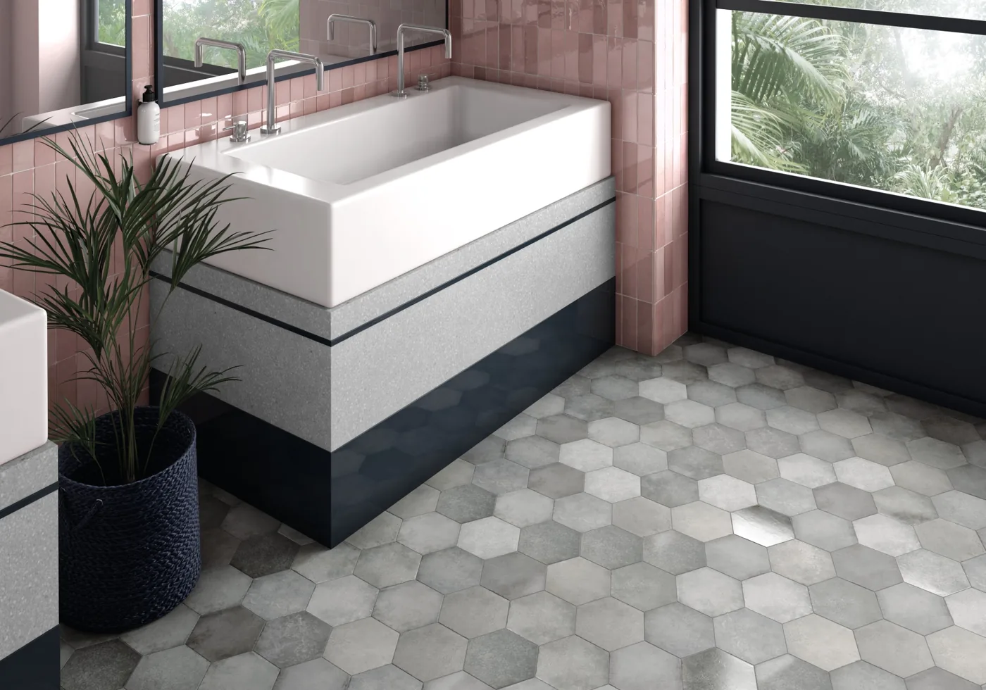 Bad mit grauem Hexagon-Boden Equipe Heritage Shadow, altrosa Wandfliesen und Badewanne am Fenster