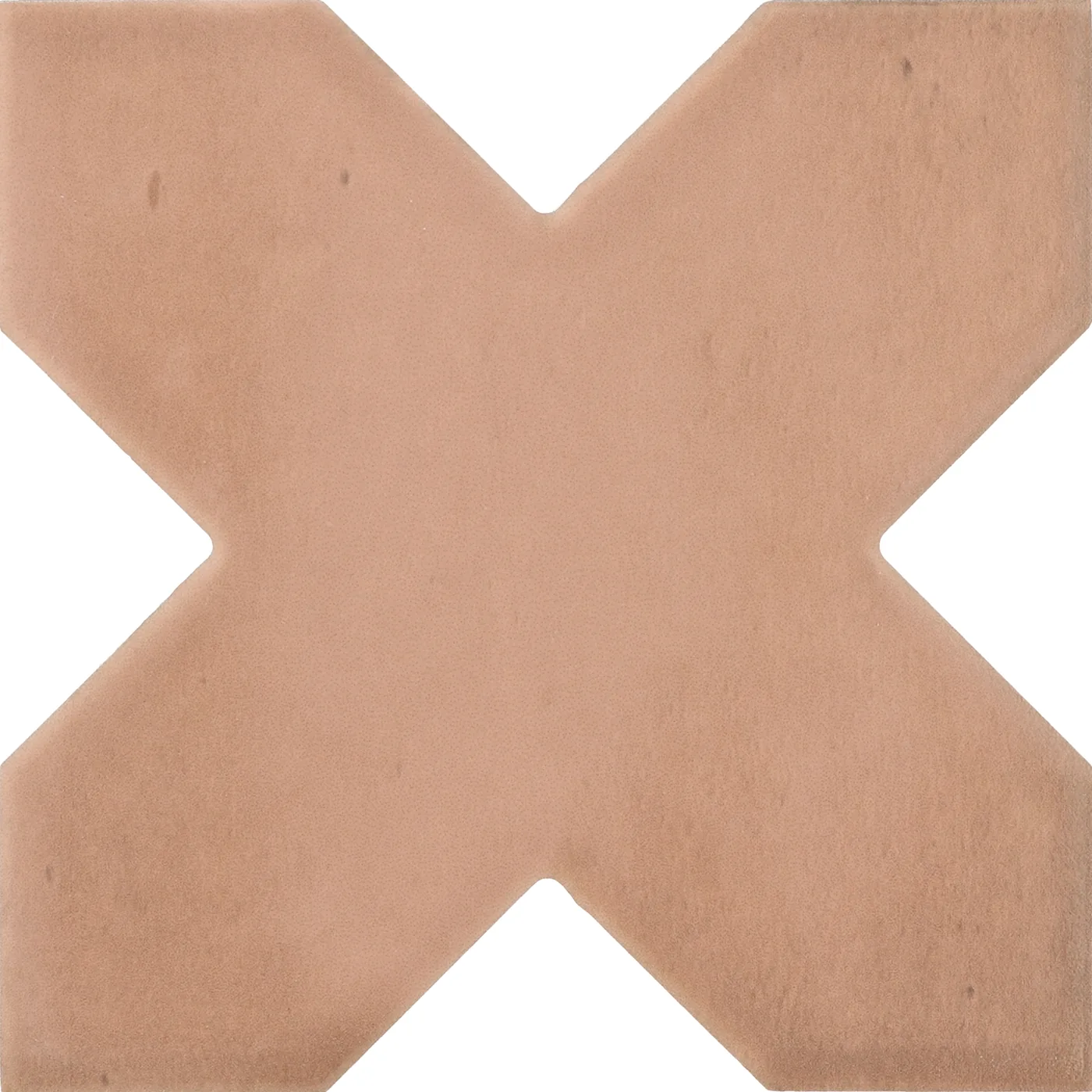 Kreuzförmige Wand- und Bodenfliese in warmem Terracotta mit matter, wolkig changierender Oberfläche.