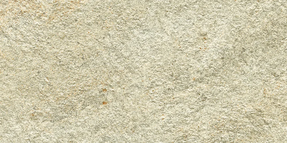 Beigegraue Natursteinoptik im Format 30×60 cm mit warmen ockerfarbenen Adern und feiner Quarzit-Körnung.