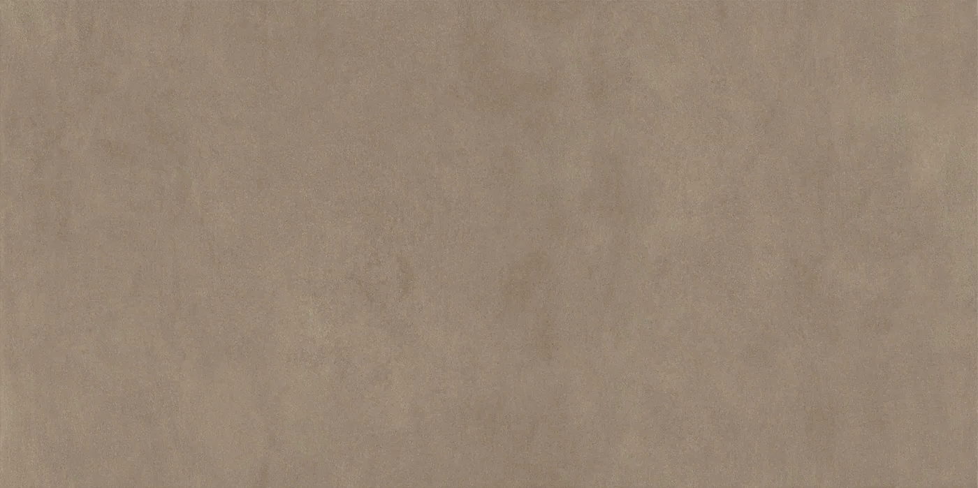 Seidenmatte Fliese in Betonoptik, 160×320 cm, in Taupe mit wolkiger Zementstruktur, frontal als ganze Platte.