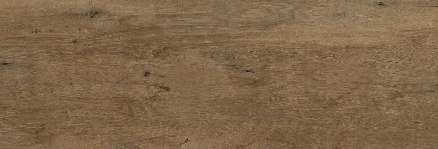 Graubraune Holzoptik-Terrassenfliese 40×120 cm mit kräftiger Längsmaserung und dunklen Astaugen.