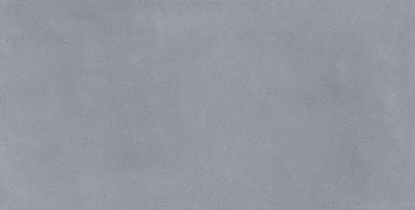 Bleigrau-bläuliche Betonoptik-Fliese 75x150 cm mit wolkiger, wie gespachtelt wirkender Schattierung, matt.