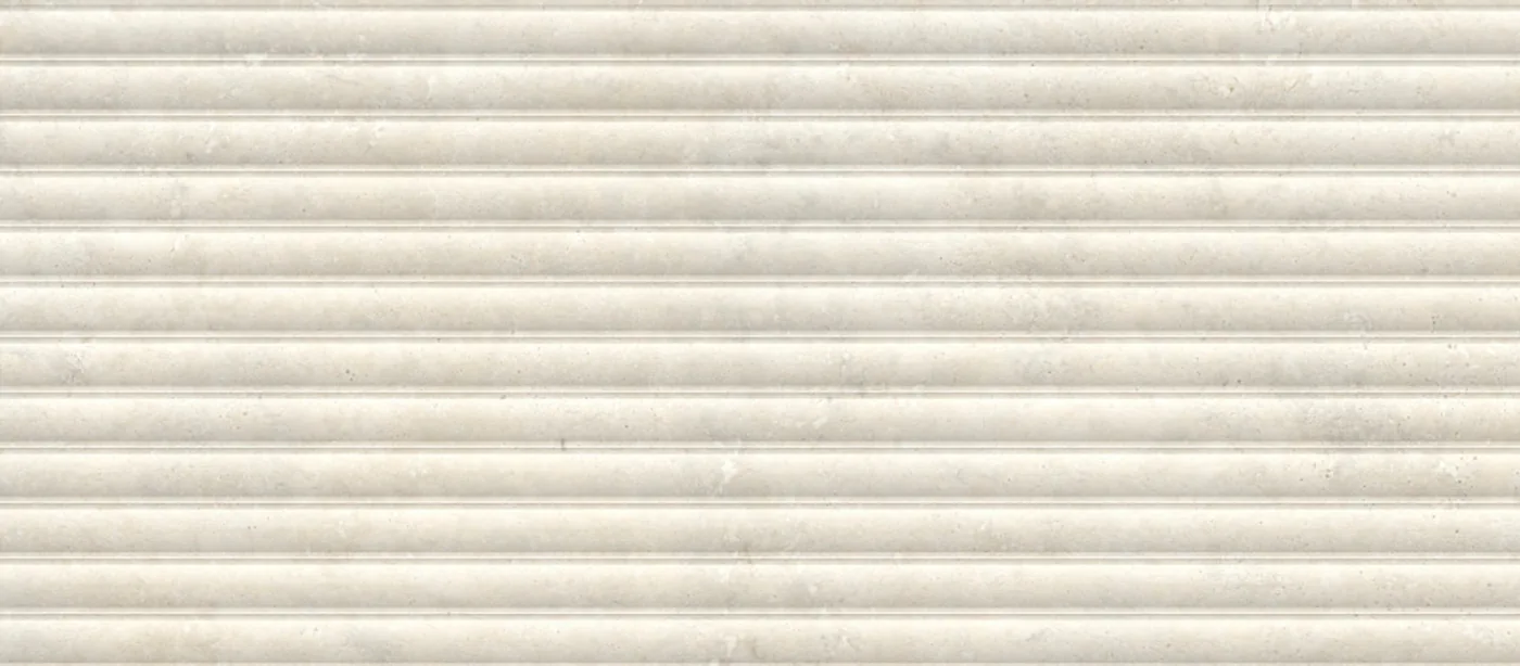 Hellbeige Wandfliese 60×135 cm mit waagerechten Rillen in Travertinoptik mit feinen Poren, matt