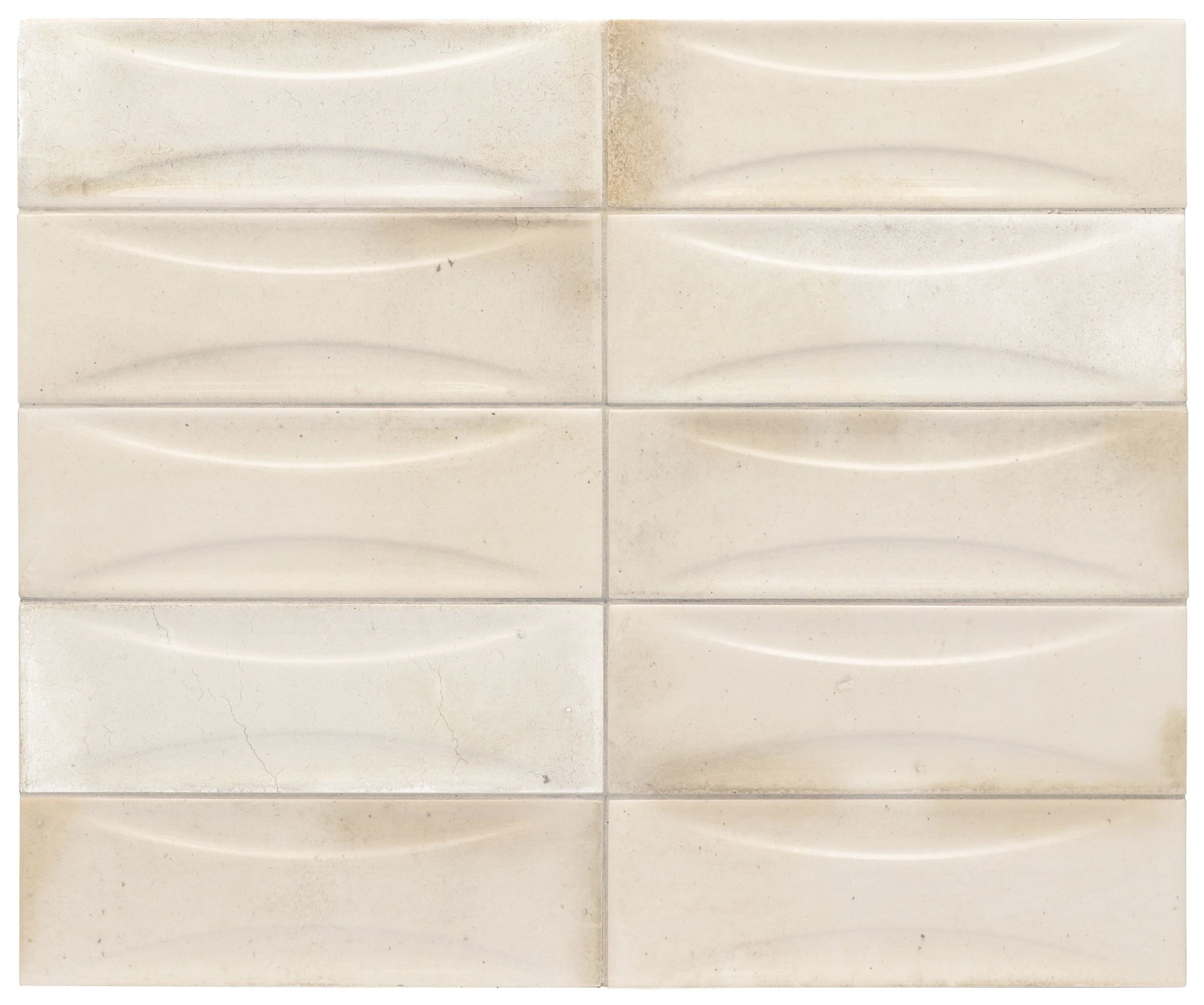 Verlegte Hanoi White Wandfliesen im Format 6,5x20 cm. Lebhafte V4 Variation der Glasur, im Raum verbaut.