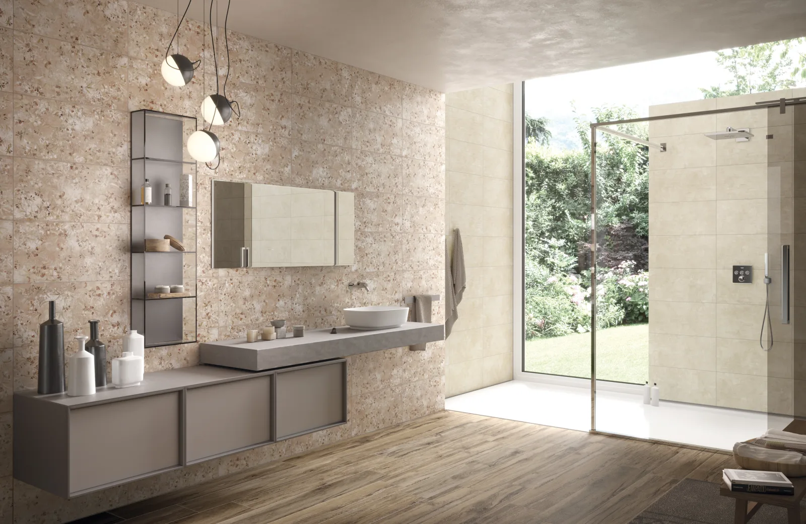 Badezimmer mit floraler Dekorwand, langem Waschtisch und Holzboden, Naxos Pictura Flora 30x60 cm.