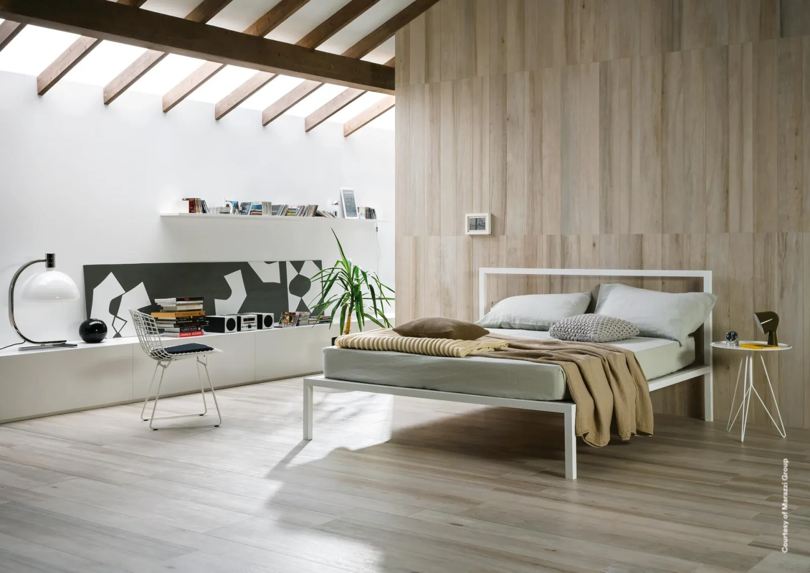 Loft-Schlafzimmer mit Holzbalkendecke, Boden und Wand in heller Holzoptik Teak Asia, weißes Bettgestell.
