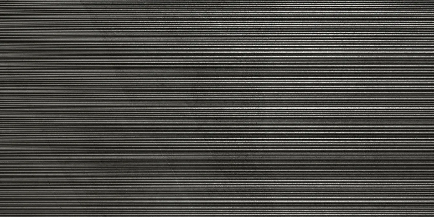 Anthrazitgraue Fliese 60×120 cm in Schieferoptik mit feinen waagerechten Rillen über die ganze Fläche, matt