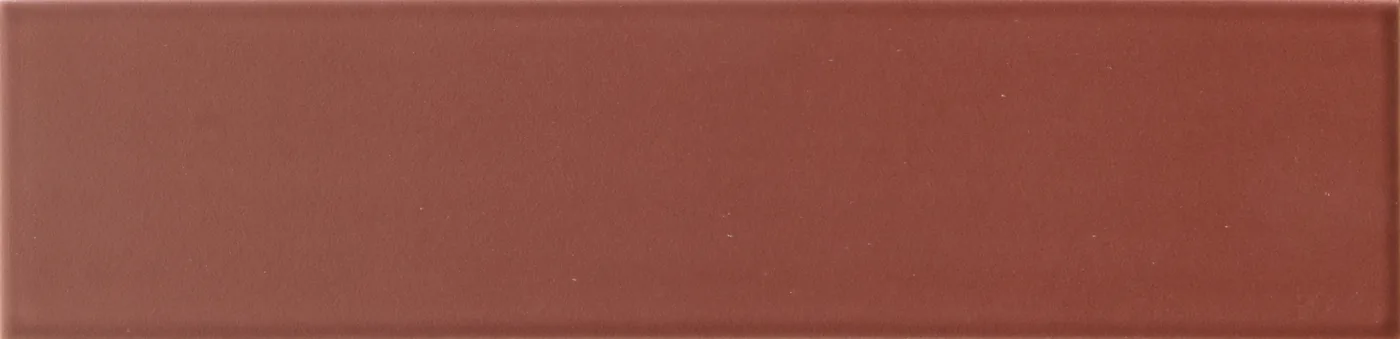 Rechteckige Wandfliese in warmem Ziegelrot, matt, glatte einfarbige Oberfläche, im Format 6x24,6 cm.