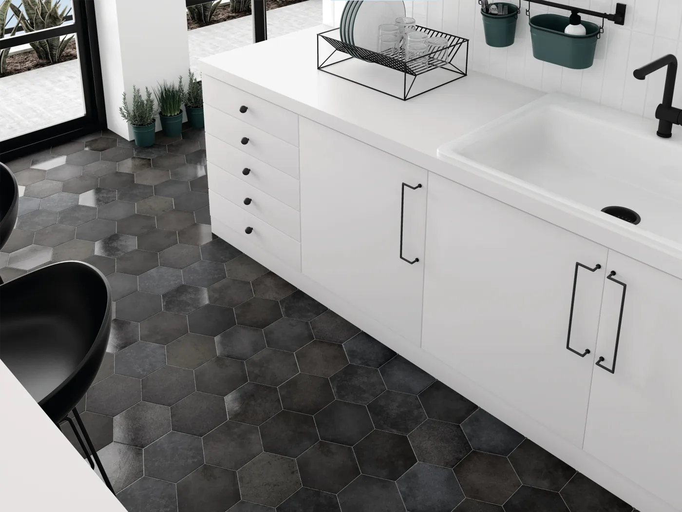 Moderne Küche mit anthrazitfarbenem Hexagon-Boden Equipe Heritage Carbon, weiße Fronten und schwarze Barhocker