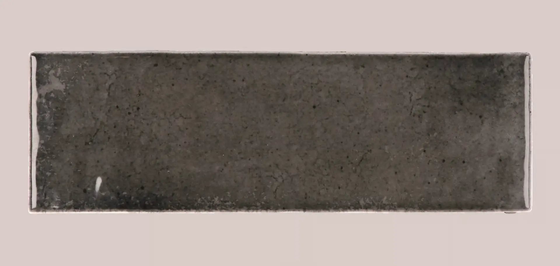 Hanoi Wandfliese in Black Ash Glasur, Format 5,1x16,1 cm, Studio Aufnahme frontal vor weißem Hintergrund.