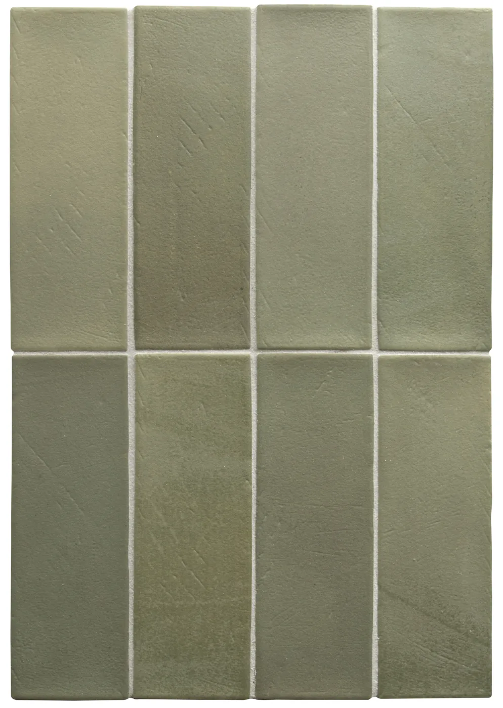 Salbeigrüne matte Riegelfliesen 5×15 cm, senkrecht in vier Bahnen verlegt, mit weicher Wolkung und matter Oberfläche.