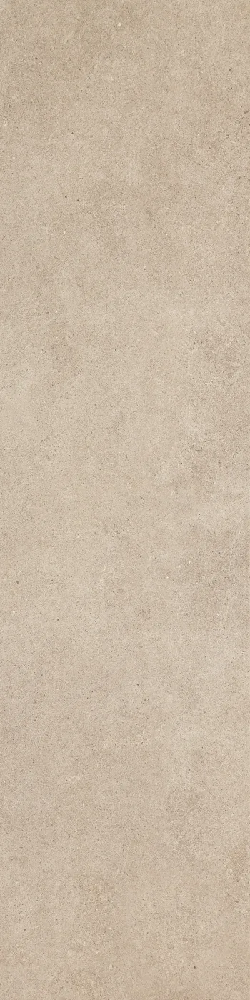 Sandbeige Feinsteinzeug-Fliese 30×120 cm in Steinoptik, matt, mit feinen hellen Einsprengseln und leichter Wolkung.