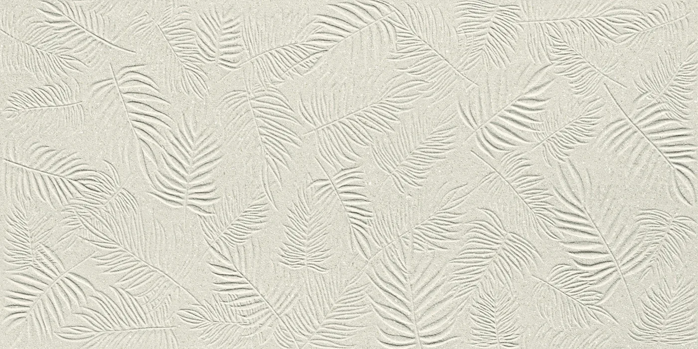 Cremefarbene Wandfliese 40×80 cm mit zartem Blatt- und Farnrelief und matter Oberfläche.