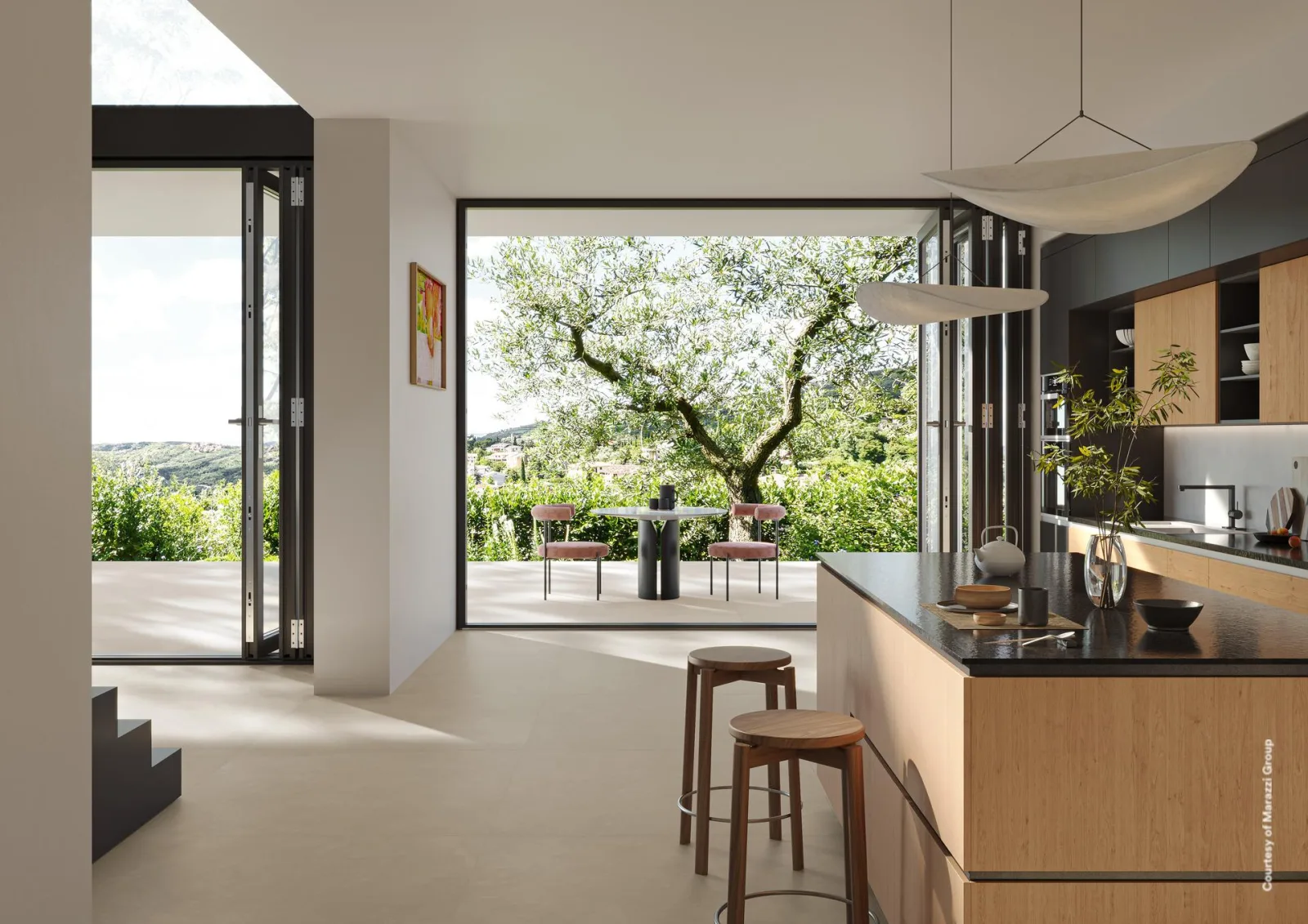 Küche mit cremefarbenem Bodenbelag, Holzinsel mit dunkler Platte und Faltfenster zur Terrasse