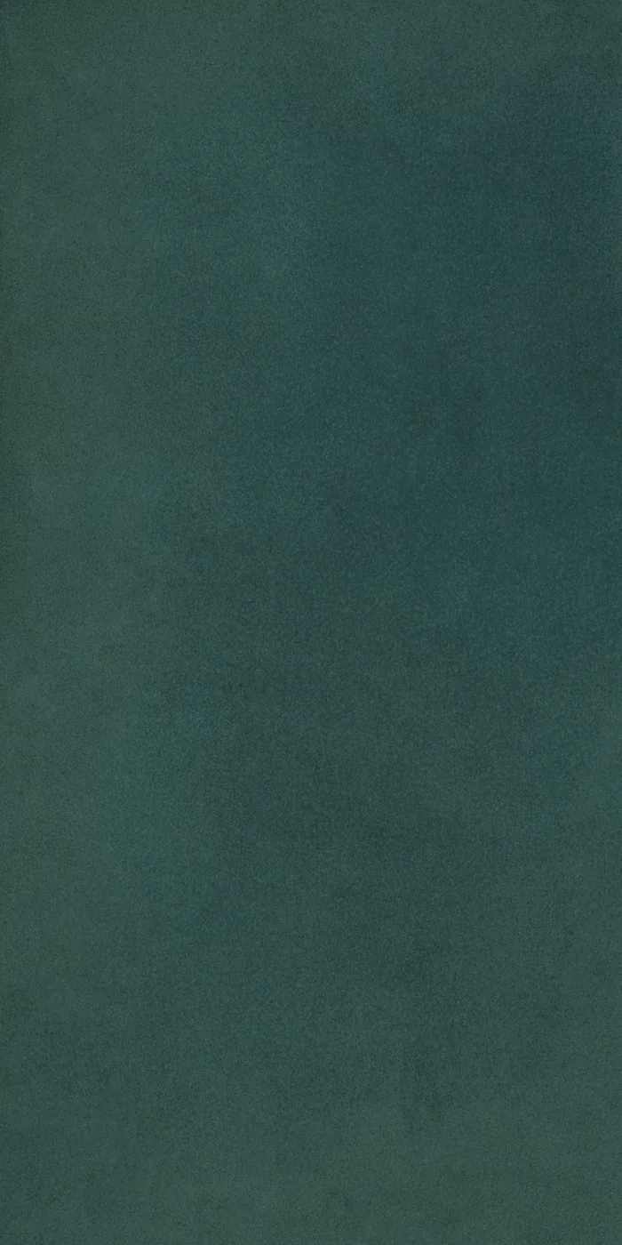 Tiefgrüne Platte Grande Lume Malachite Stuoiato, 160x320 cm, glänzend, leicht wolkig getönt und fein gesprenkelt.