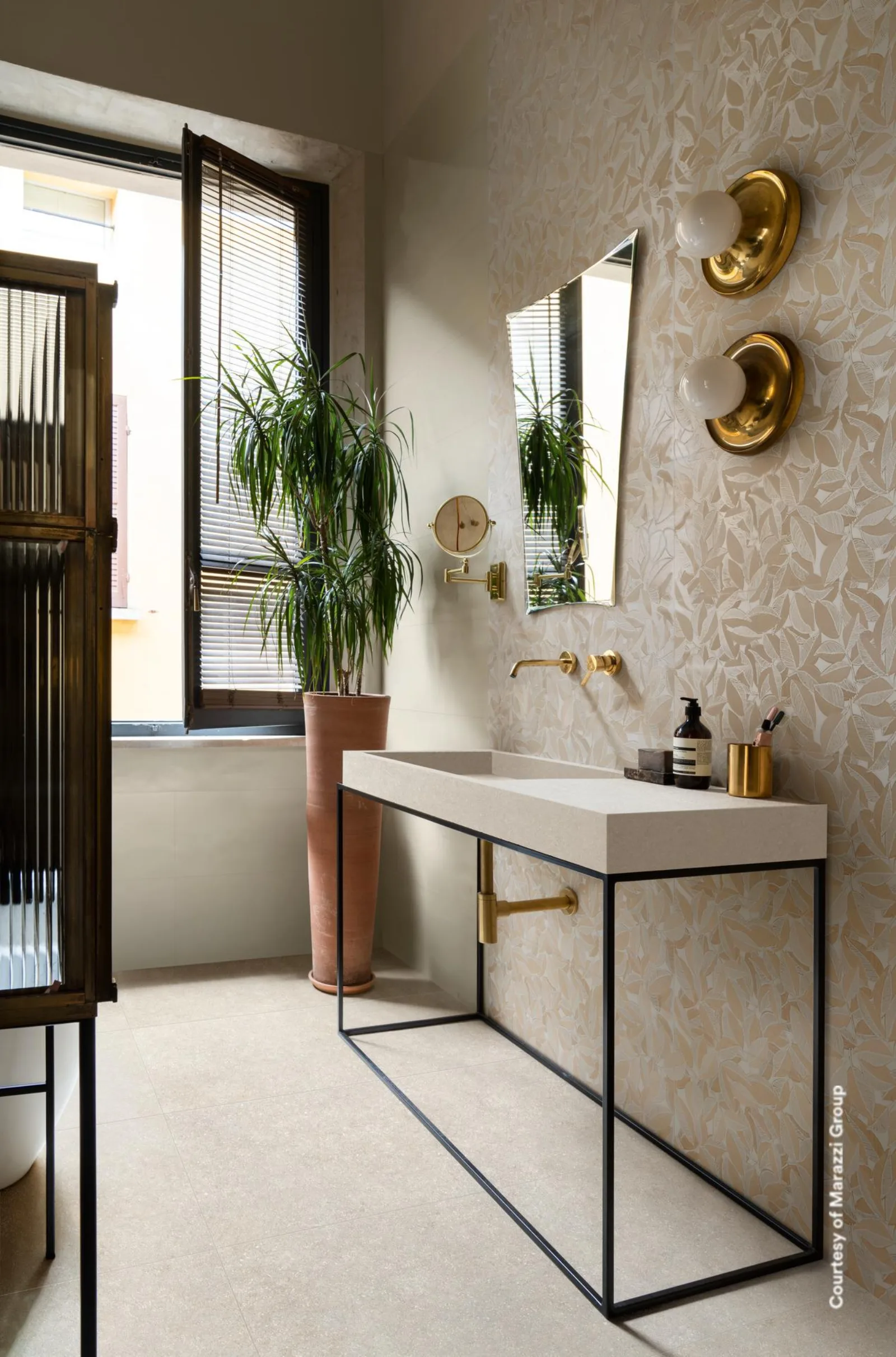 Marazzi Bliss Cream: Bad mit beigem Blattdekor, Waschtisch auf schlankem Metallgestell und Zimmerpalme