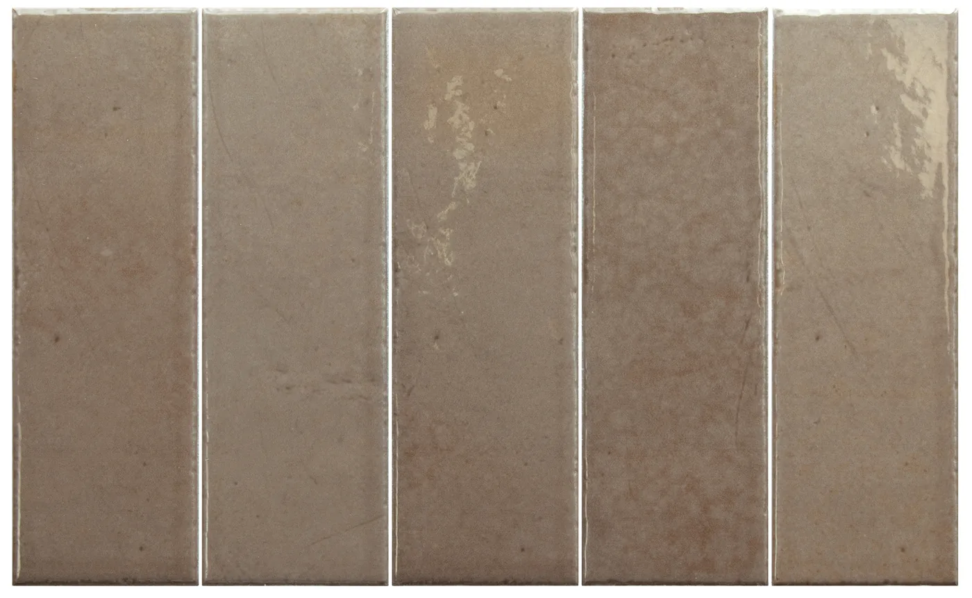 Taupe-graubraune längliche Riegelfliesen 6x18,6 cm, senkrecht verlegt, glänzend mit leichtem Relief und Farbnuancierung.