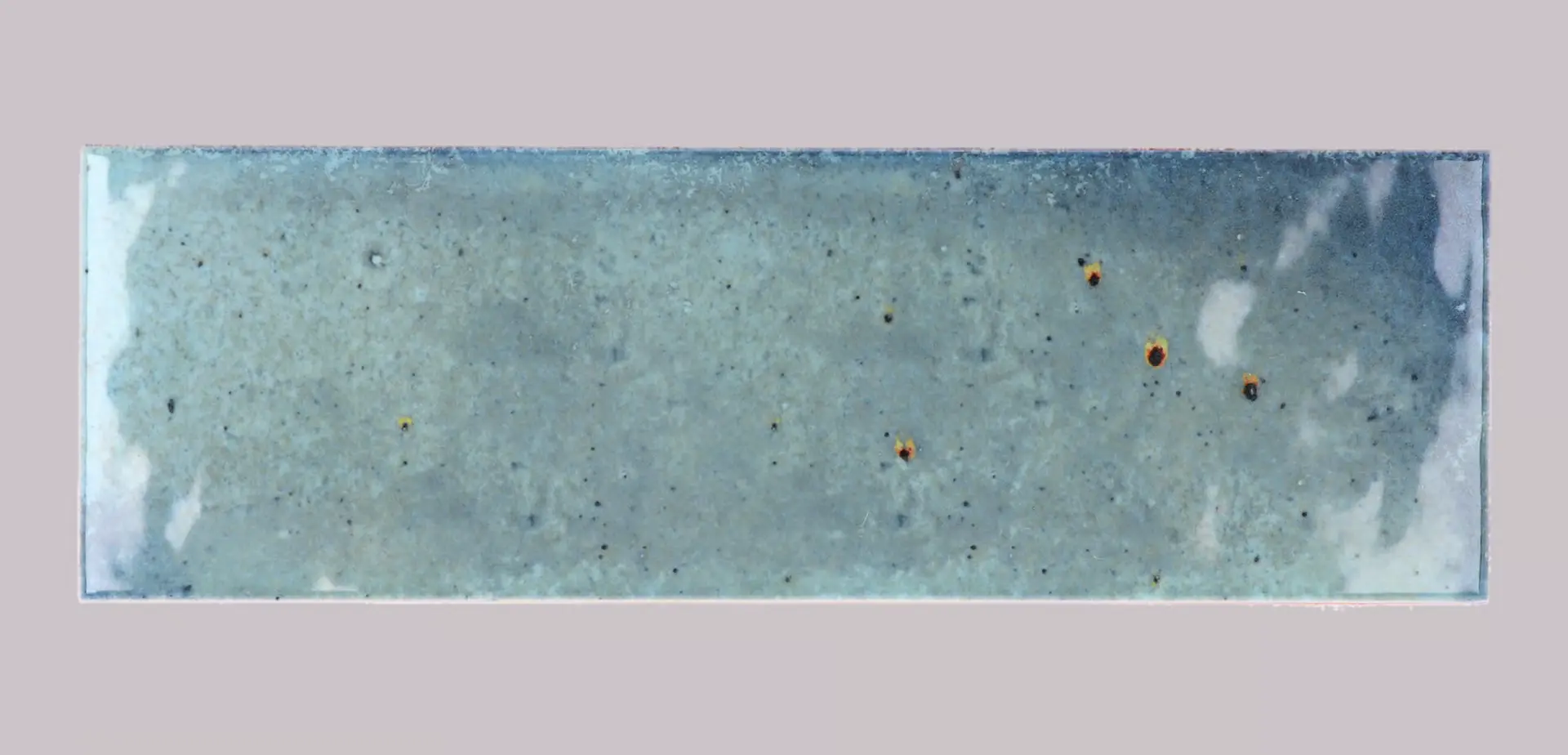 Hanoi Wandfliese in Sky Blue Glasur, Format 6,5x20 cm, Studio Aufnahme frontal vor weißem Hintergrund.