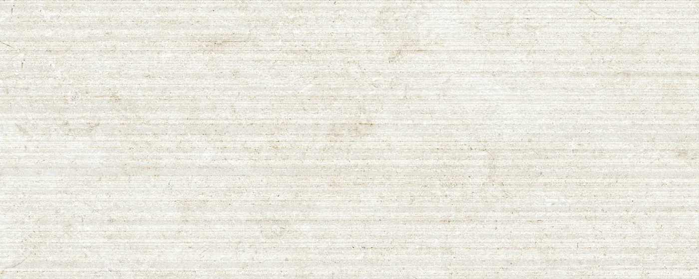 Cremeweiße Steinoptik im Format 40×100 cm, matt, mit feinen waagerechten Rillen über die Fläche.