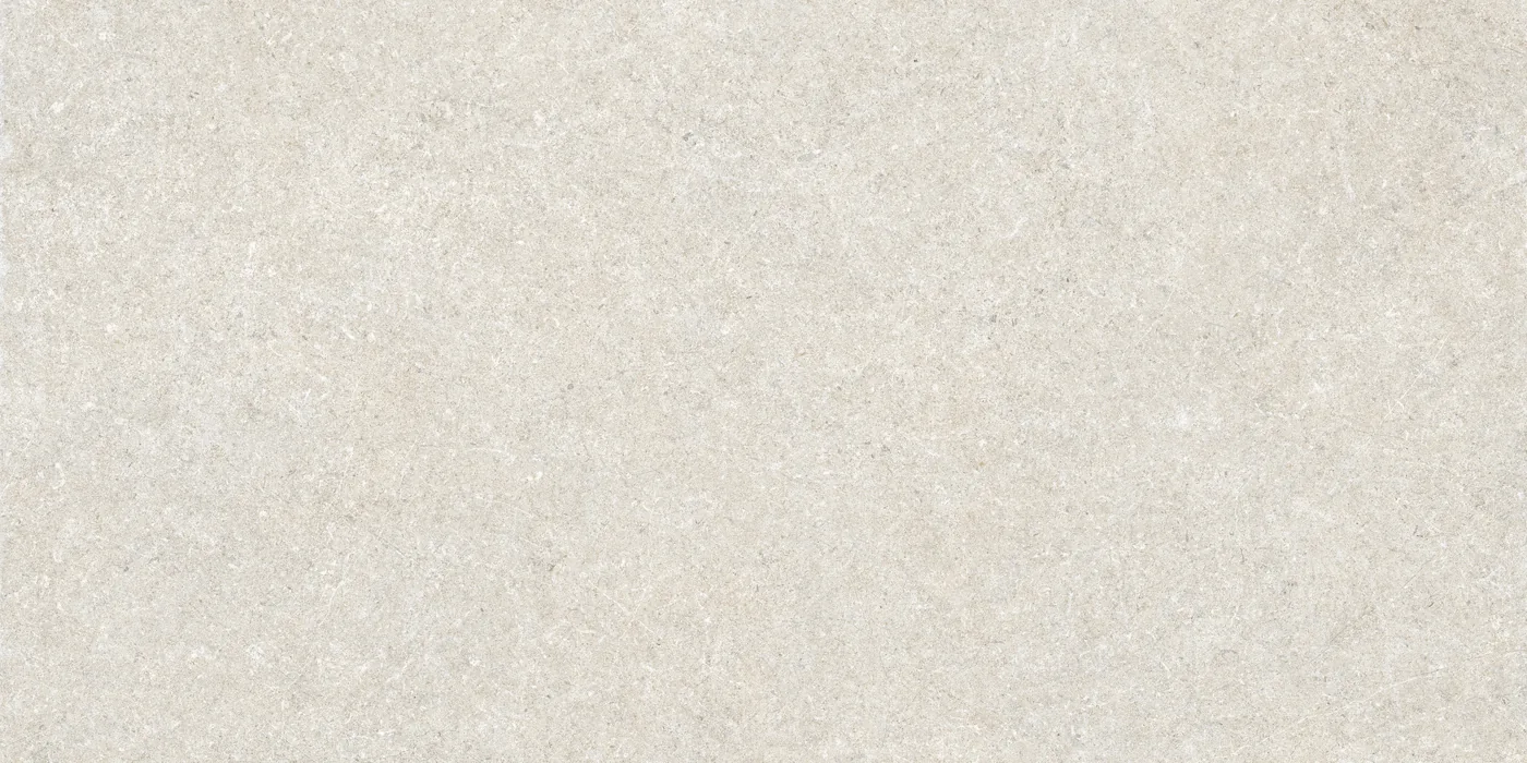 Sandbeige Steinoptik-Fliese 60x120 cm mit strukturierter Oberfläche, feine Körnung und helle Einsprengsel auf der Fläche.