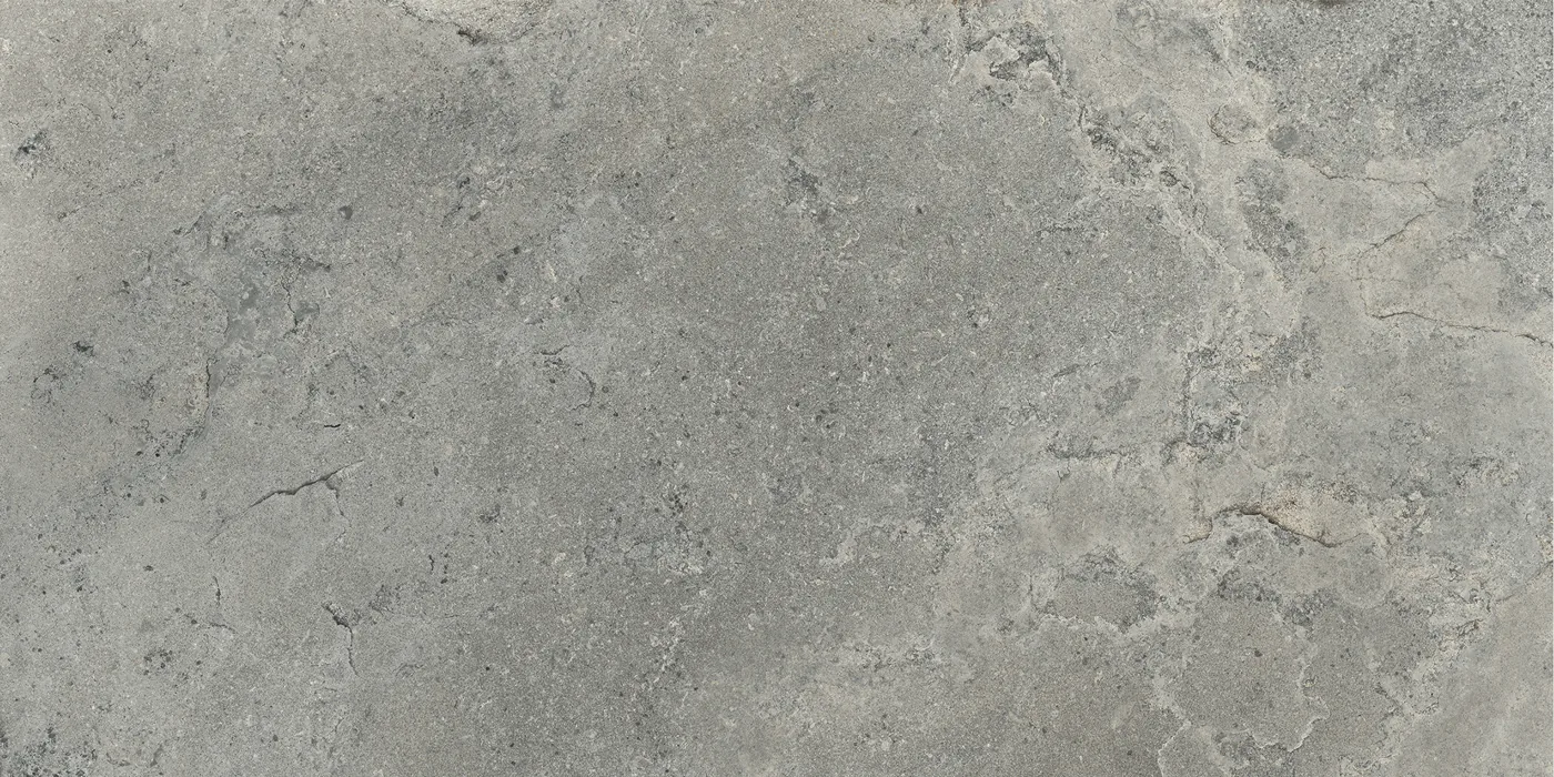 Graue Steinoptik-Fliese mit dunkleren Flecken und feinen Rissen, 30×60 cm, in rutschhemmender Strukturoberfläche