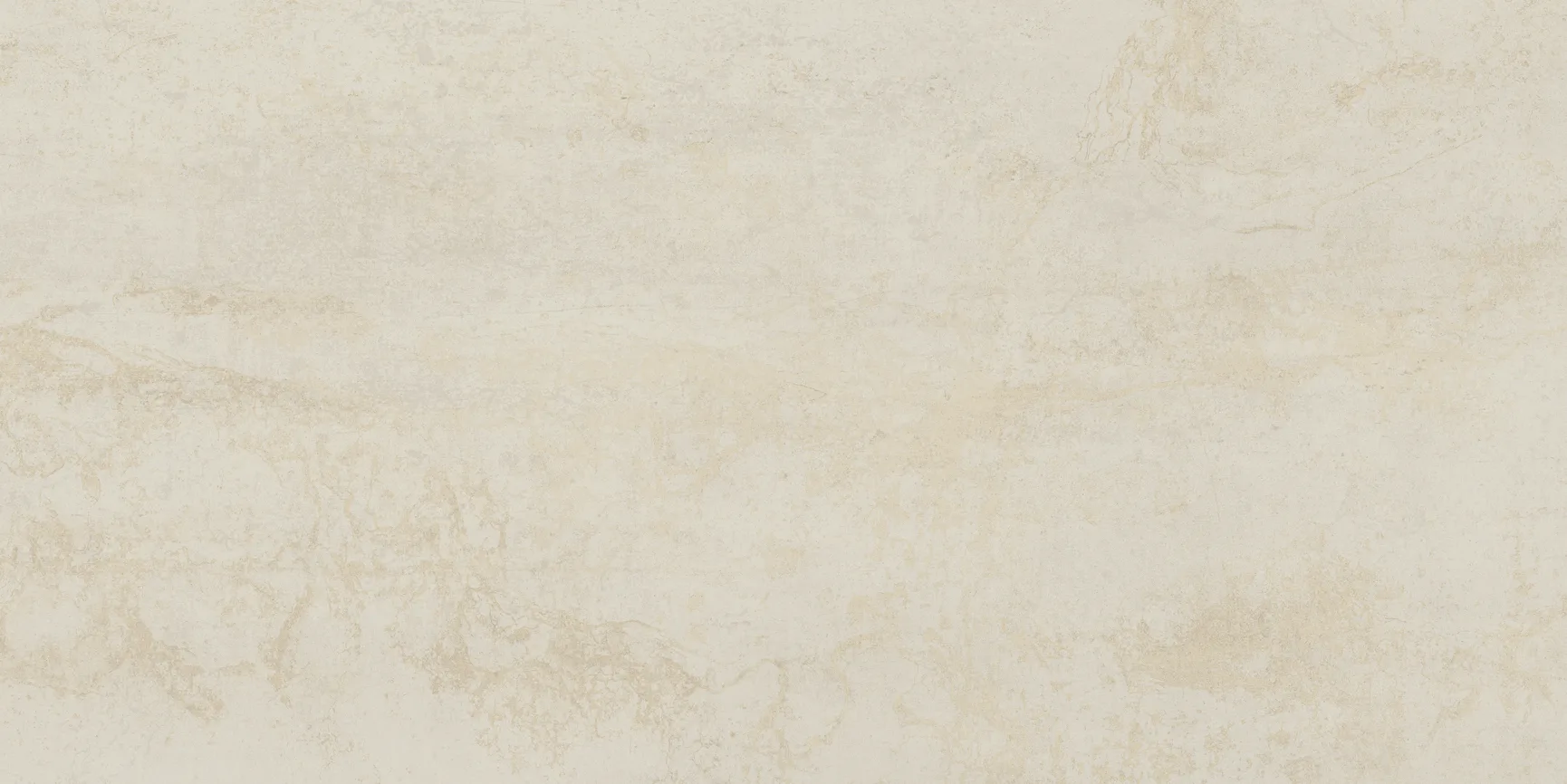 Cremefarbene Steinoptik-Fliese 30×60 cm, seidenmatt, mit feinen sandfarbenen Verlaufsspuren.