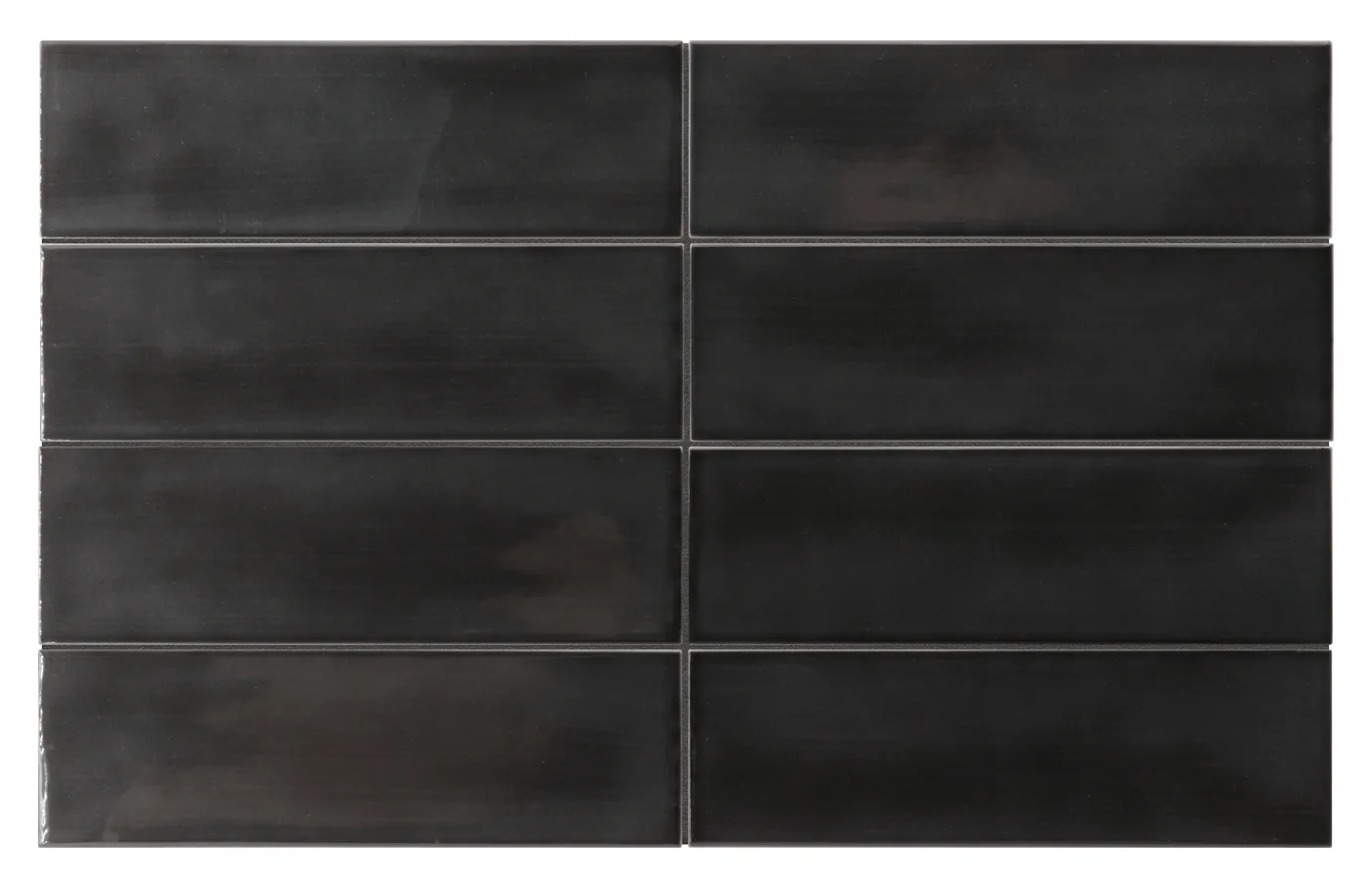 Glänzende schwarze Wandfliese im Metroformat 6,5×20 cm mit wolkiger Lasur und changierenden Anthrazit-Reflexen.
