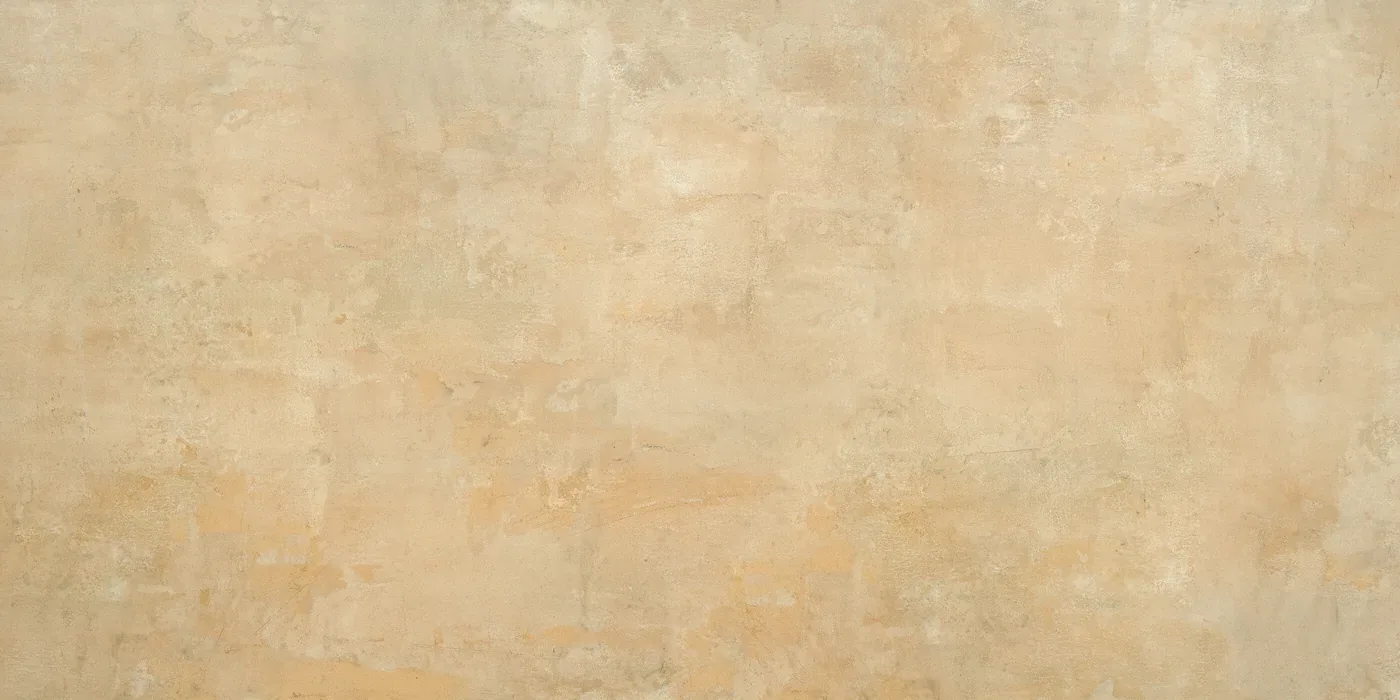 Wand- und Bodenfliese 60×120 cm mit sandbeiger Steinoptik und weichen ockerfarbenen Verläufen, seidenmatte Oberfläche.