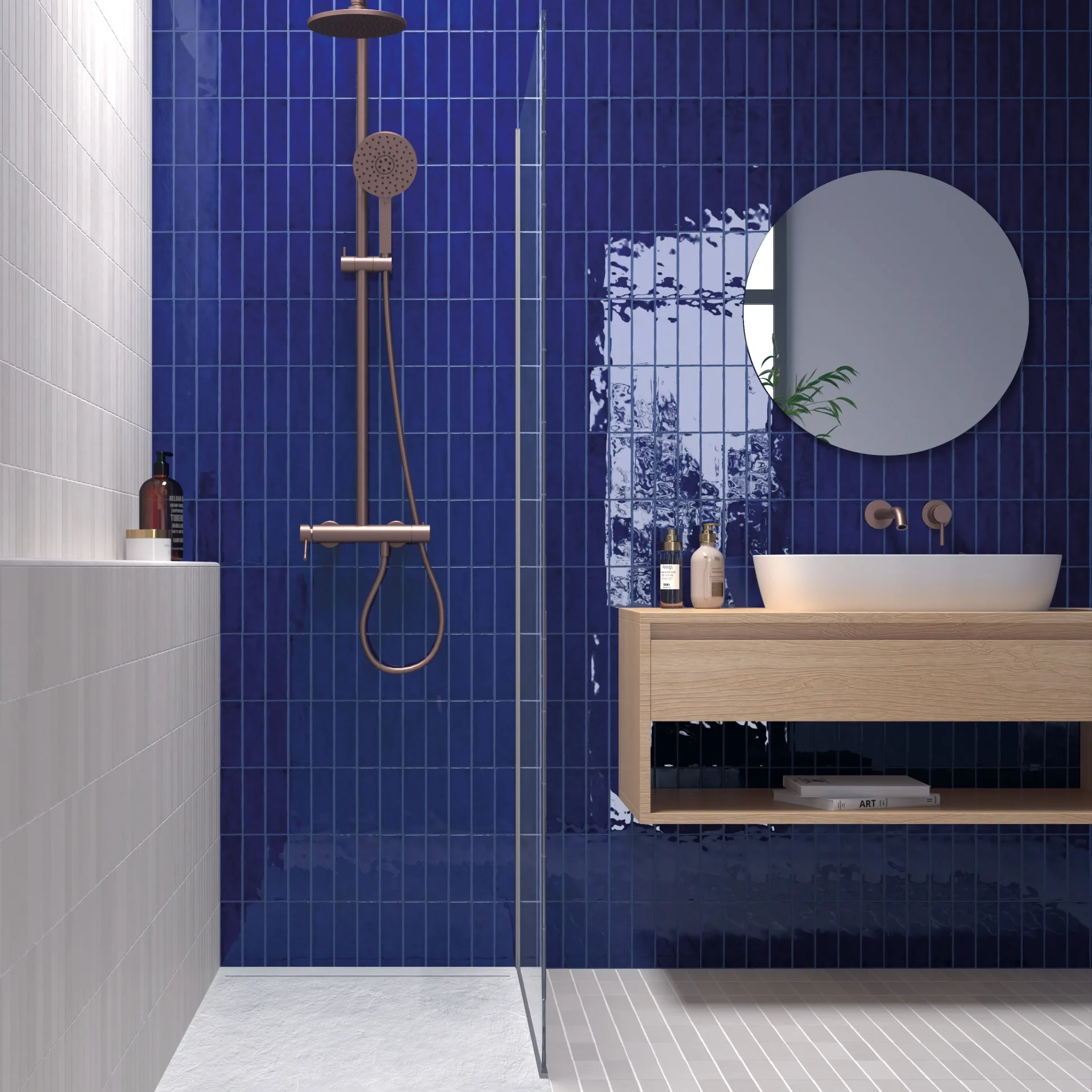 Begehbare Dusche mit tiefblau glänzenden Wandfliesen, Holz-Waschtisch, rundem Spiegel und dunkler Armatur.