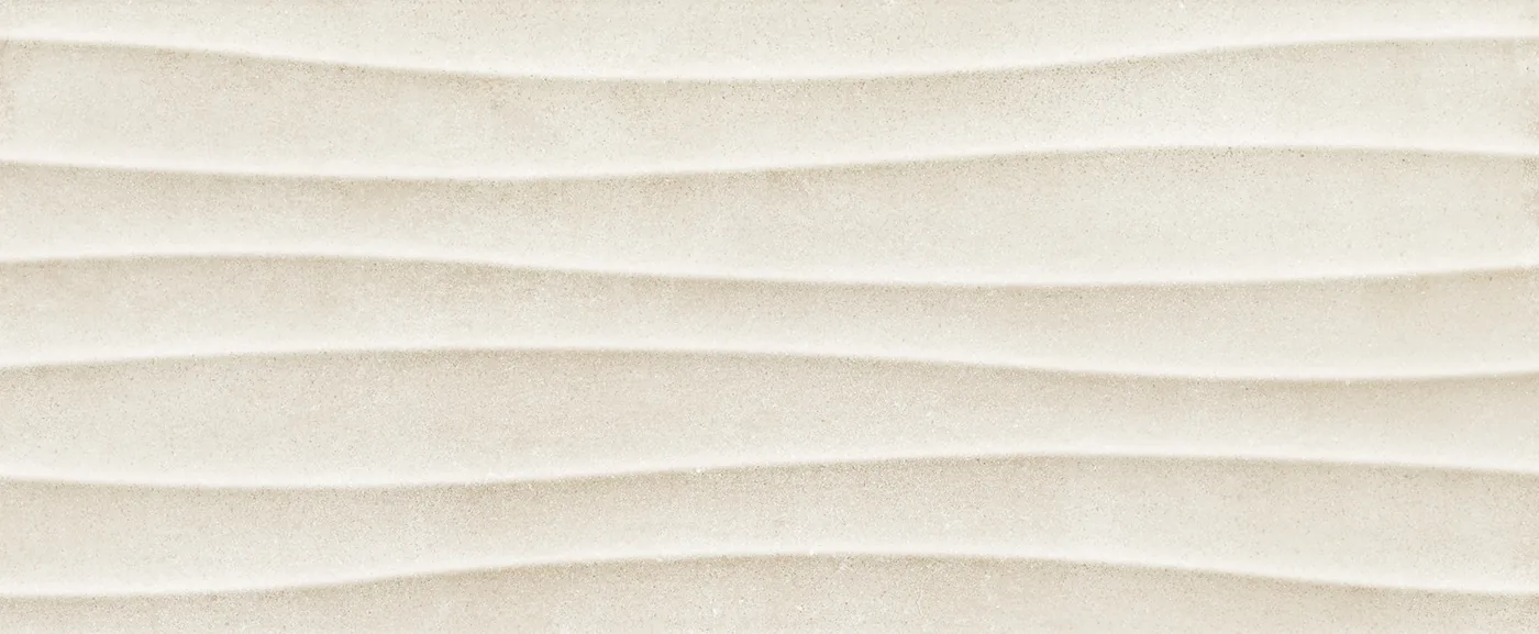 Sandfarbene Wandfliese 20×50 cm mit waagerechten Wellenrillen, die über die gesamte Fläche verlaufen.