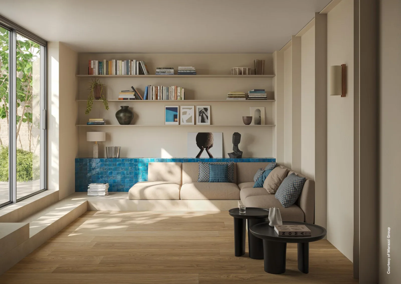 Wohnzimmer mit bodentiefem Fenster und Bücherregal, Boden in Holzoptik Noce Naturale 22,5x180 cm
