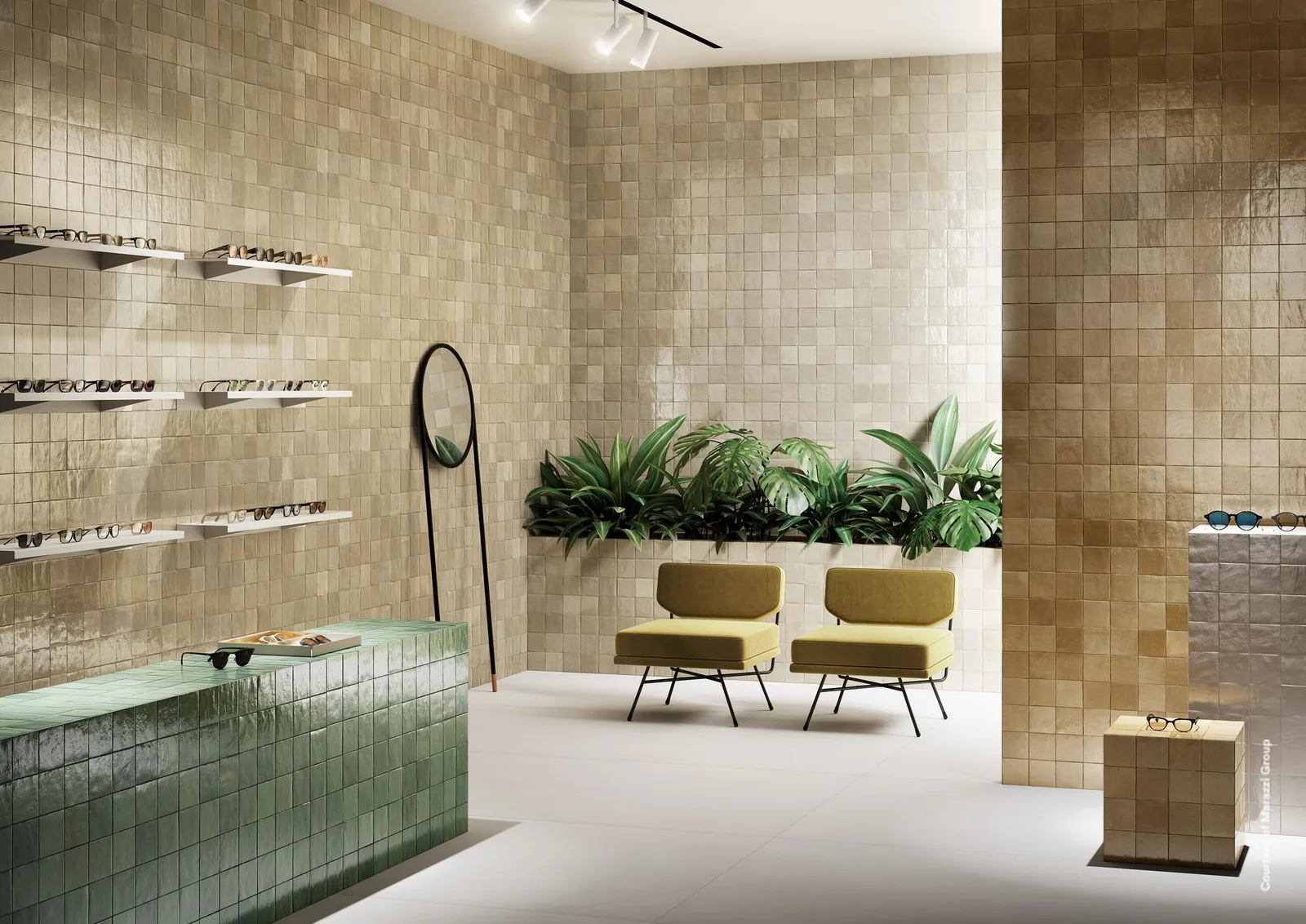 Verkaufsraum mit Wänden aus Marazzi Zellige 10x10 cm in Lana (creme) und Cammello (ocker), davor grüne Theke