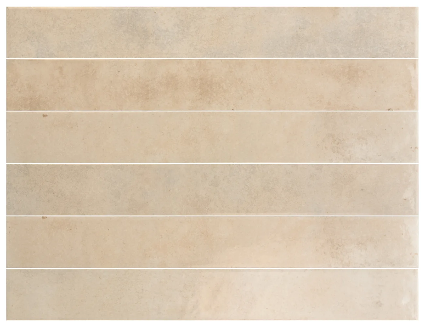 Sechs liegende Riemchen 5x40 cm in warmem Sandbeige, glänzende Steinoptik mit wolkiger Oberfläche.