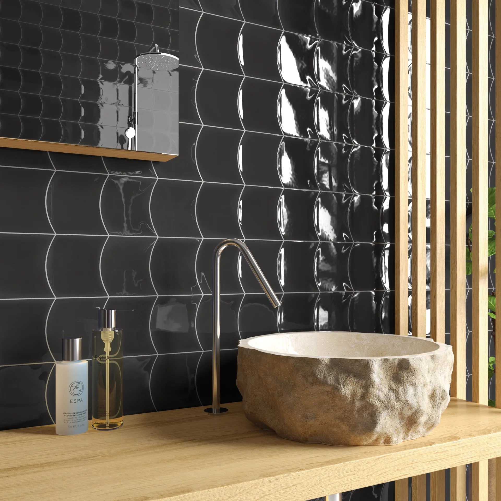 Bad mit schwarzer glänzender Wellenfliesenwand, Holzkonsole, Waschschale aus Naturstein und Holzlamellen.